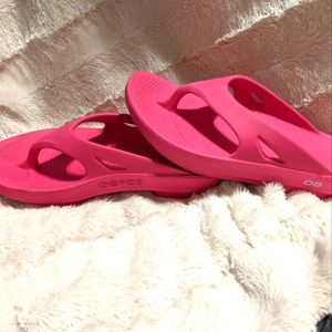 ❤️Oofos recovery flip flops